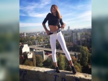 Дъщерята на Скалата чупи стойки на строеж заради опасно селфи!