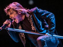 Легендарният вокалист на Iron Maiden Брус Дикинсън стана левскар