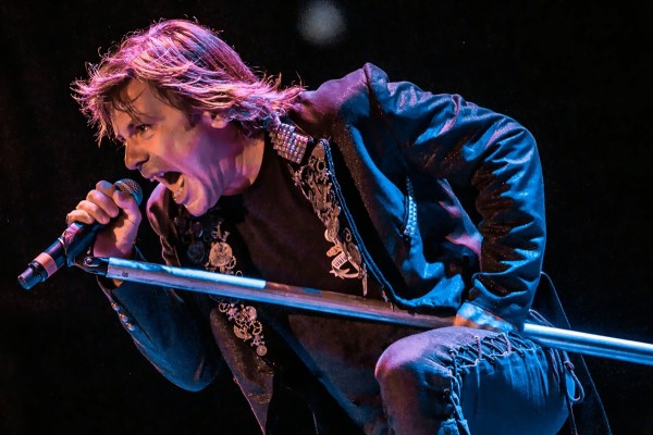 Легендарният вокалист на Iron Maiden Брус Дикинсън вече е част