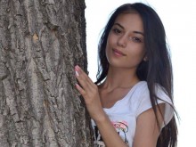 Слънчево момиче, закърмено с българския фолклор, има нужда от помощ!