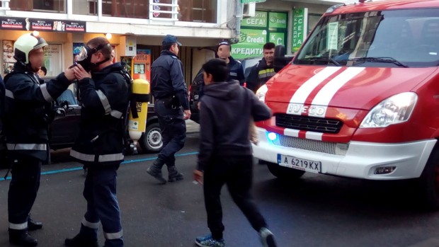 Пожар евакуира цял блок в центъра на Бургас съобщава БНР
