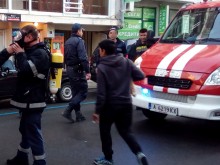 Пожар евакуира цял блок в центъра на Бургас