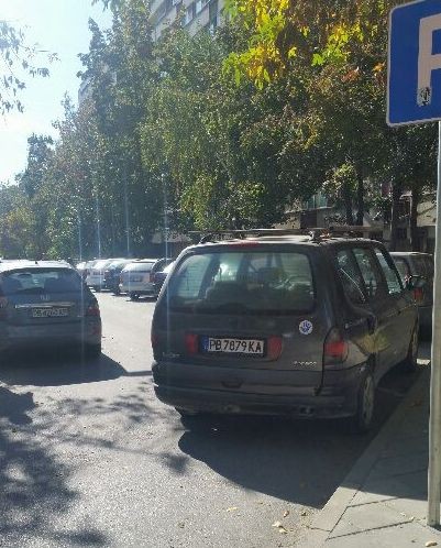 Кадър с поредното интелигентно паркиране в центъра на Пловдив изпрати