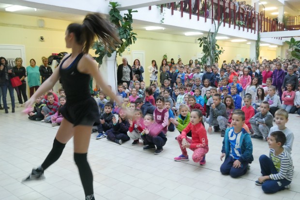 Пловдивско училище показа как денят може да започне със спорт,