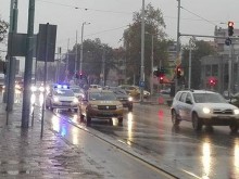 Такси блъсна дете на пешеходна пътека и избяга, но после се върна!
