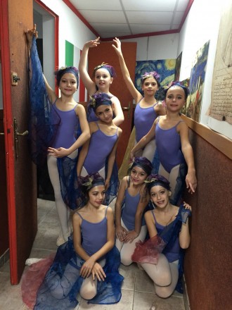 В съревнование с млади танцьори от 60 балетни училища от