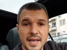 Видео: Божинов отново пропя в колата, този път друг сръбски хит