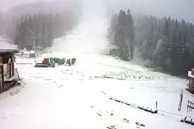 Сняг заваля днес в Пампорово информират от Планинската спасителна служба