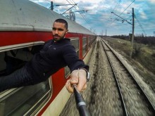 Българин със "самоубийствено" селфи от влак на БДЖ