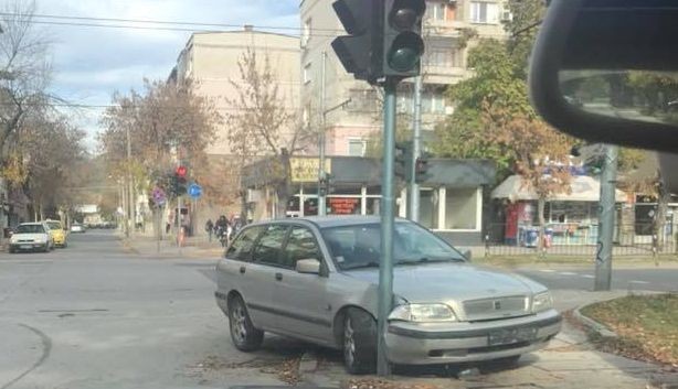 Мъж се вряза в светофар на злополучно кръстовище в Кючука,