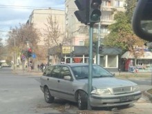 Автомобил без номера се вряза в светофар на печално пловдивско кръстовище