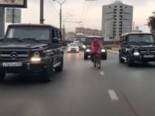 Перверзия от Москва! Руски олигарх кара колело, три джипа го пазят и блокират улицата