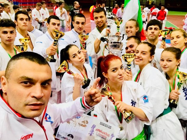 Националите на Българската карате киокушин федерация (БККФ) спечелиха впечатляващите 13