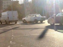 89-годишен шофьор е направил катастрофата в центъра, минал на червено