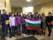 Ученици от "Тракия" поздравиха администрацията с Деня на народните будители