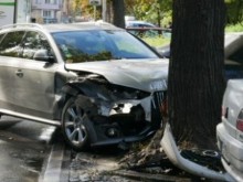 Полицията: Пиян с "Мерцедес" блъска БМВ, то се забива в дърво, но има и трети автомобил