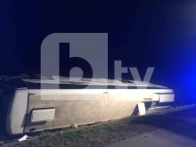 Автобус се преобърна на магистрала "Тракия", 10 души са пострадали