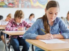 Просветното министерство иска само една смяна за учениците