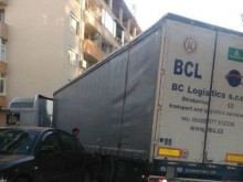 Пловдивчани в неочакван капан заради ТИР, изумил с маневрите си