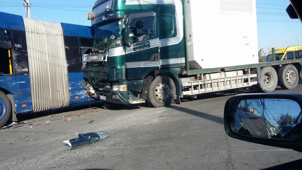 Зрелищна катастрофа е станала току що между автобус на Бургасбус и