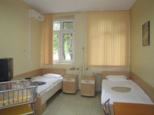 Роми потрошиха вратата на Детското отделение на болницата в Асеновград