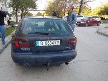 Покъртителна гледка! Мъж налага зверски с юмруци кученце в кола