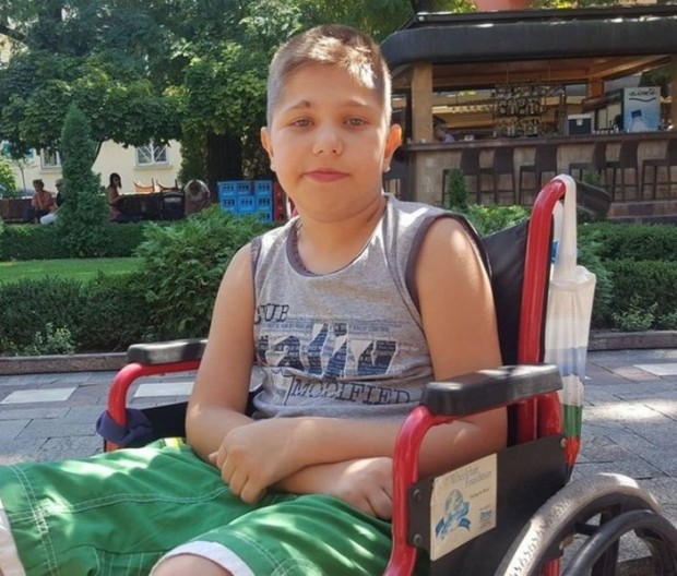 Даниел Иванов е едва на 11 години и страда от