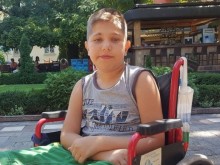11-годишно момче се бори с тежка болест