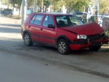 Катастрофирала кола е изоставена край бензиностанция в Пловдив