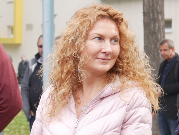Зам министърът на регионалното развитие Деница Николова смело яхна велосипед на Гребната