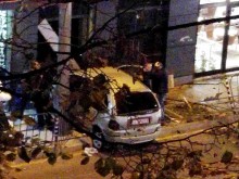 Кола се вряза зрелищно в нощен клуб