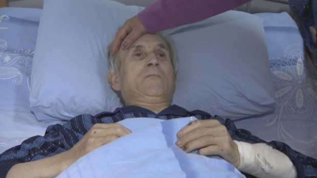 Преди две седмици 60 годишният Яким от Петрич пада лошо и