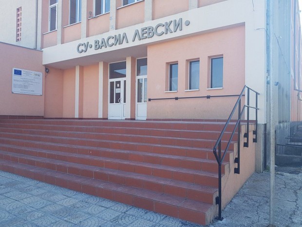 Външното стълбище на Средно училище Васил Левски гр Девня