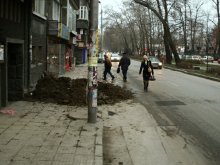 Опасен изкоп след ремонт на ВиК затруднява пешеходците по бул. "Руски"
