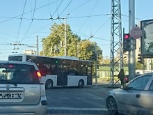 Брутално! Десен завой от най-лява лента при червен светофар!
