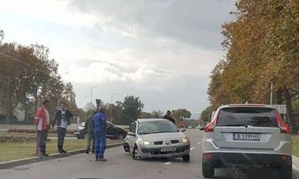 Фейсбук
Шофьорът на лек автомобил "Рено" е самокатастрофирал по бул. "Княз