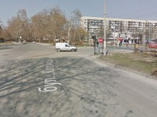 "Голф" се заклещи между бариерите на прелез в Пловдив, шофьорът нахлу при кантонера и строши телефон!