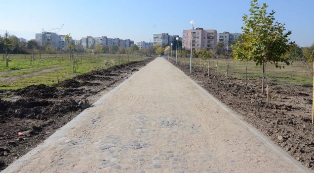 Готова е новата пешеходна алея в разширението на парк Лаута