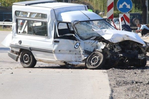 Водач на лек автомобил, катастрофирал на пътя Пазарджик-Пловдив, е в