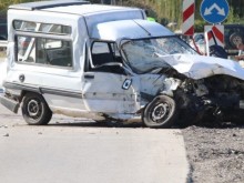 Пловдивска кола катастрофира тежко на пътя за Пазарджик, пожарникари режат автомобила, мъж е в критично състояние!