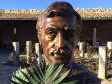 Уникален бронзов паметник на Яворов в Двора на кирилицата