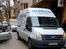 Фирмен бус блокира линейка с включени сирени в центъра на Пловдив