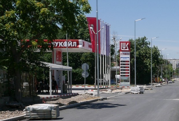 На някои от големите вериги бензиностанции в Пловдив днес цената