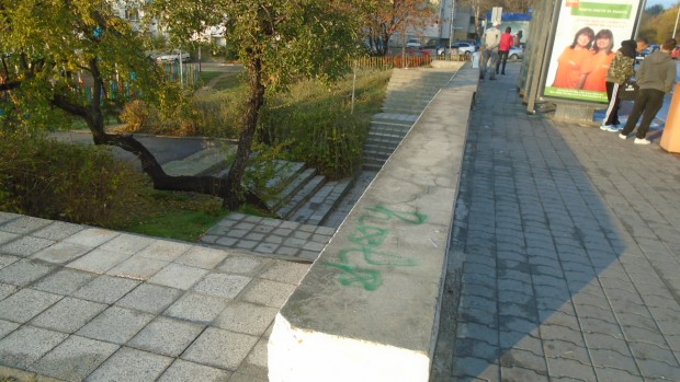 Varna24 bg Пешеходното съоръжение е постоянно под прицела на вандали които изтърбушиха