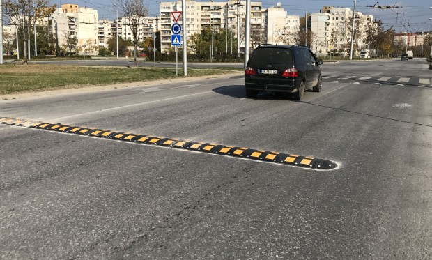 Регламентирана пътна неравност бе монтирана на кръговото кръстовище на улица