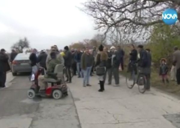 Бунт край Варна Десетки жители на село Чернево блокираха за