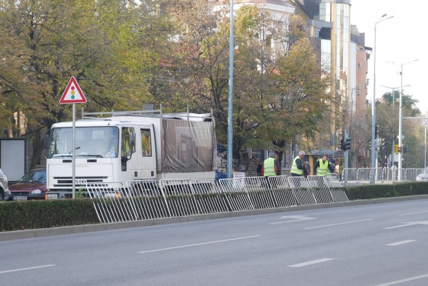 Чисто нова разделителна ограда по бул Kнягиня Мария Луиза   започна