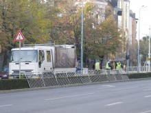 Вече монтират новата разделителна ограда по "Мария Луиза"