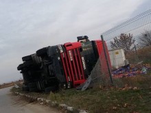 ТИР се обърна край Джъмбо