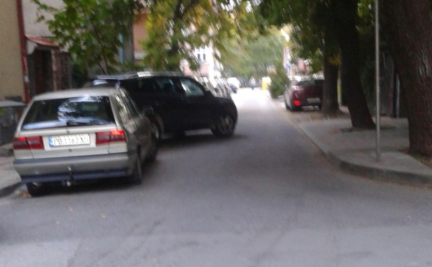 Паркиране като по учебник... за идиоти. Така читател на Plovdiv24.bg
